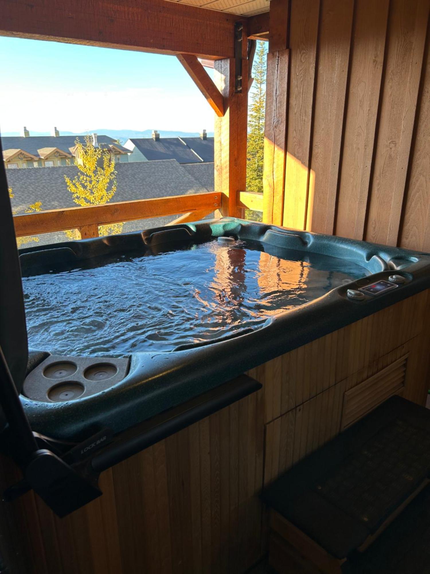 3 Bedroom 3 Bath Ski In Ski Out With Private Hot Tub Big White Ski Resort Экстерьер фото